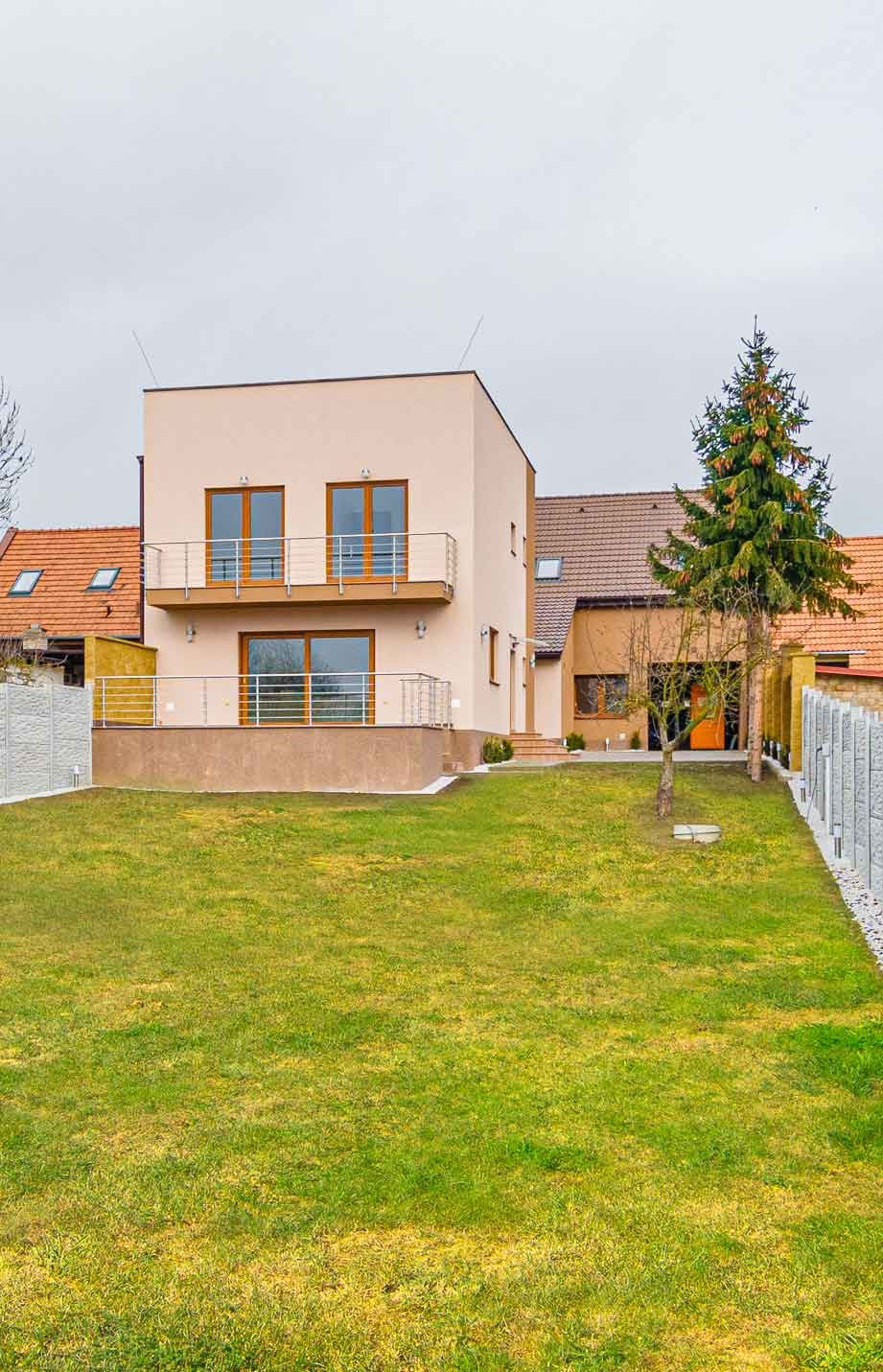 Rodinný dům v Byšici – pohled ze zahrady